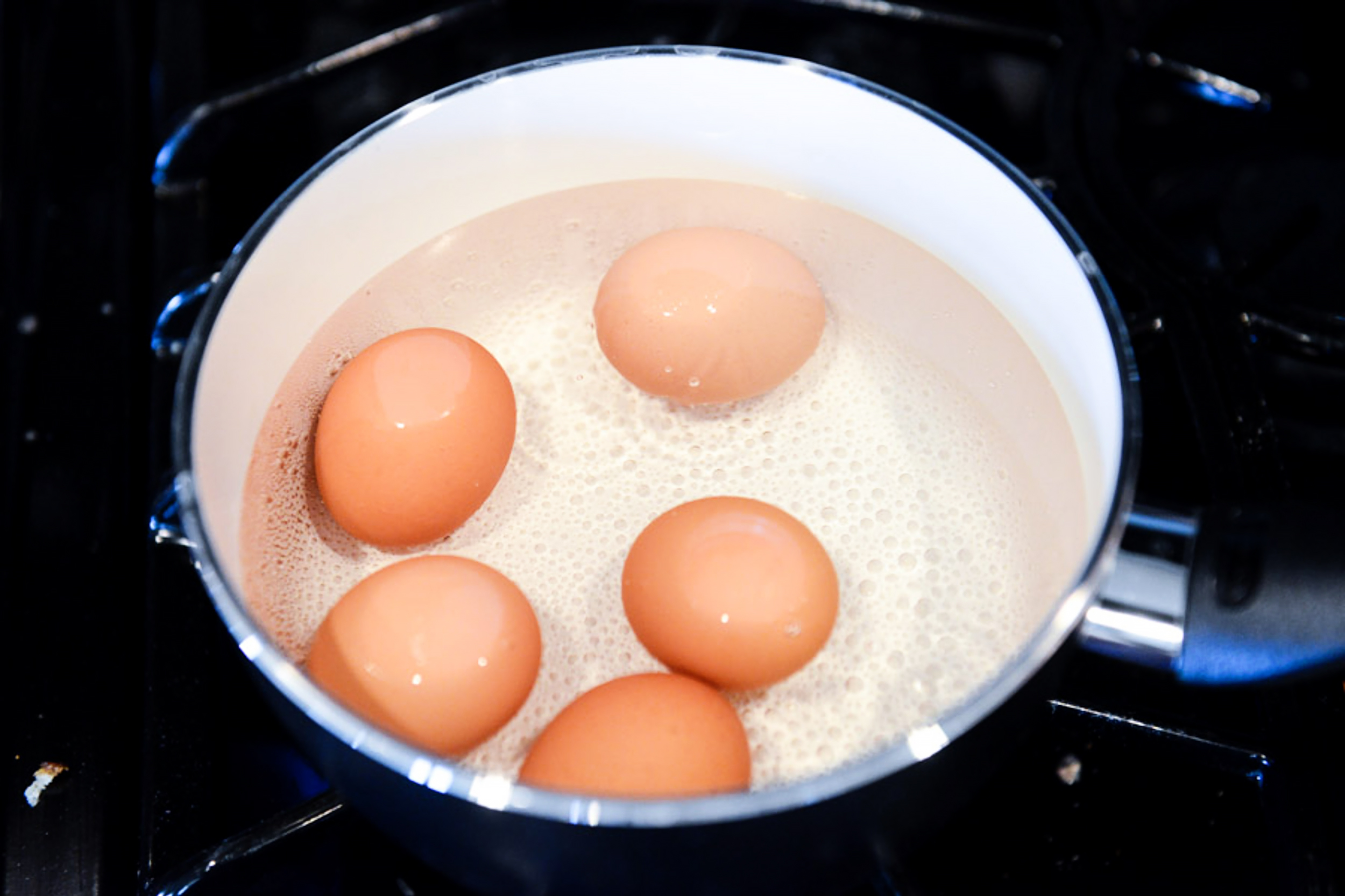 Яйца в кипящую или холодную. Яйца в кастрюле. Вареные яйца. Яйца варятся. Что приготовить с яйцами.